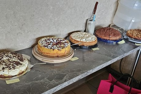 Kuchenbuffet Es sind 5 Kuchen abgebildet