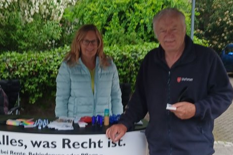 Infostand mit Besucher
