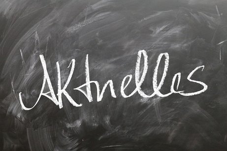 Tafel mit der Aufschrift "Aktuelles" in Kreide