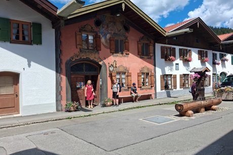 Geigenbaumuseum in Mittenwald mit dem Vorplatz und altem Brunnen in der Ballenhausgasse