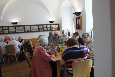 Beim Mittagessen im Kloster.