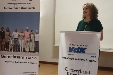 Frau Kuen bei Ihren hervorragenden Ausführungen zu Ihrem Vortrag Frau Kuen bei Ihren hervorragenden Ausführungen zu Ihrem Vortrag