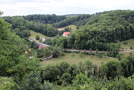 Blick von der Stadt hinab auf das Taubertal