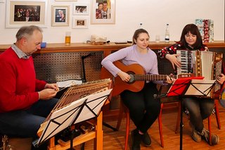 Die Weihnachtsfeier wird von Familie Vordermeier hervorragend musikalisch begleitet.