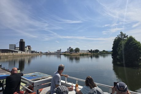 Bei bestem Wetter eine Schifffahrt auf der Pegnitz Blauer Himmel, der Fluß Pegnitz und das Ausflugsschiff.