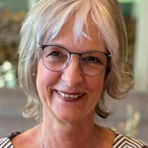 Das Foto zeigt Christine Schöner, die Schriftführerin des Ortsverbandes Poppenhausen mit hellem Haar, Brille und freundlichem Lächeln.