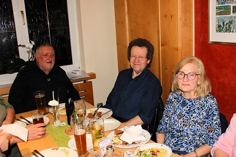 Teilnehmer beim Karpfenessen in Serlbach