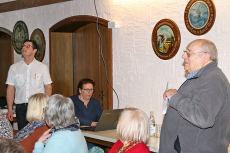 Herr Mareis hält seinen Vortrag, unterstützt durch eine PowerPoint-Präsentation