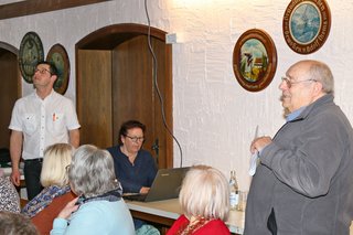 Herr Mareis hält seinen Vortrag, unterstützt durch eine PowerPoint-Präsentation