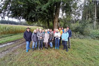 Ein Bild der Wandergruppe am Waldrand