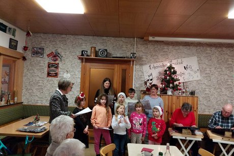 Die "Goldkehlchen" Bild zeigt den Chor der "Goldkehlchen" in ihrer Aufstellung.