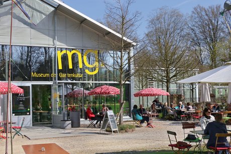 Ab ins Café, wir haben's uns verdient Ab ins Café, wir haben's uns verdient