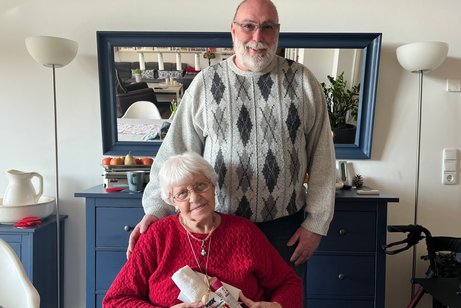 94. Geburtstag Frau Müller sitzend und Herr Gerlach 1. Vorstand stehend