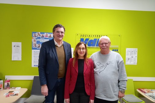 OB-Kandidat Ralf Hofmann (von links), VdK-Kreisgeschäftsführerin Martina Walter-Bagley, Stellvertr. VdK-Kreisvorsitzender Gerhard Treutlein (Foto: Antonia Unrath) OB-Kandidat Ralf Hofmann (von links), VdK-Kreisgeschäftsführerin Martina Walter-Bagley, Stellvertr. VdK-Kreisvorsitzender Gerhard Treutlein (Foto: Antonia Unrath)