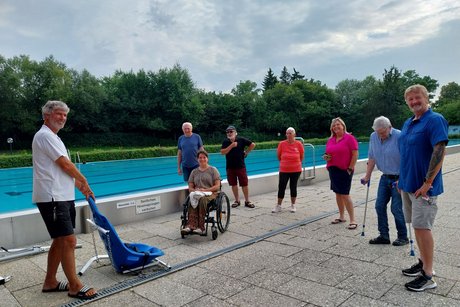 Demonstration des mobilen Lifter durch Bademeister Alexander Schäffer Demonstration des mobilen Lifter durch Bademeister Alexander Schäffer