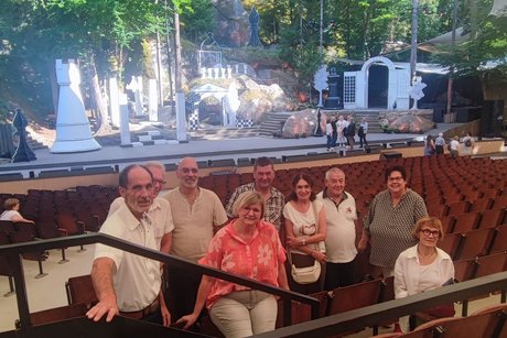 Personengruppe vor einem B&uuml;hnenbild