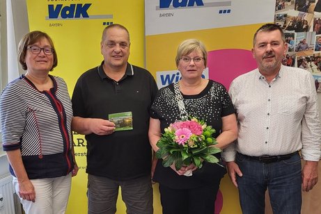 Die 7000er-Marke ist geknackt Der VdK-Kreisverband Kronach konnte sein 7000. Mitglied beglückwünschen. Im Bild von links: Kreisvorsitzende Daum Susanne, Michael Zapf, Claudia Zapf und Kreisvorsitzender Thomas Steinlein.