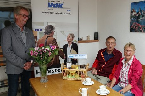 Wolfgang Mikolajetz begrüßt Mitglied 1.000 Detlev Scheffer und seine Partnerin Christa Meißner Wolfgang Mikolajetz begrüßt Mitglied 1.000 Detlev Scheffer und seine Partnerin Christa Meißner