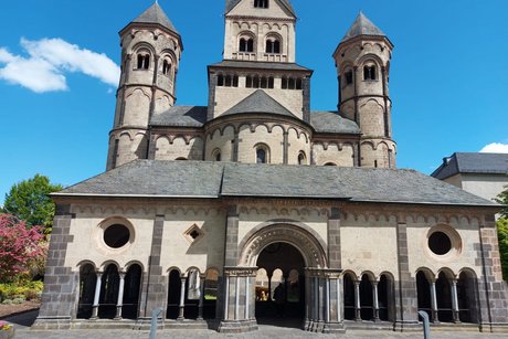 Au&szlig;enansicht der Klosterkirche Maria Laach