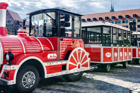 "Bähnle" Nürnberg roter Zug, genannt "Bähnle", eine kleine Lok mit 3 Anhänger für Besucher in Nürnberg