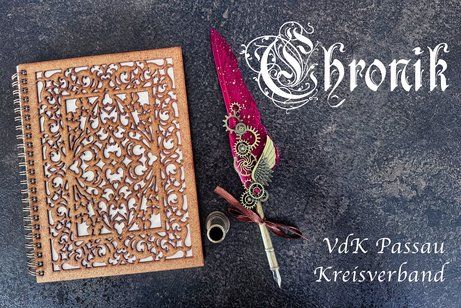 Zu sehen ist ein Buch mit verziertem Einband und einer kostbaren Kalligraphie Schreibfeder