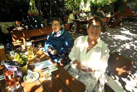 Teilnehmer beim Mittagessen im Landgasthof Taubertal