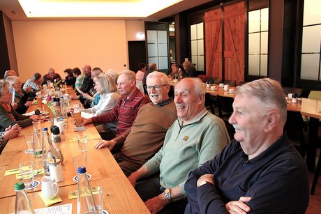 Teilnehmer bei Kaffeetreffen