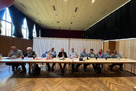 Die Vorstandschaft des OV Ma&szlig;bach sitzt an einem Tisch bei der JHV.