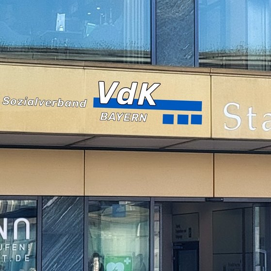 Passau Stadtturm VdK Kreisverband Das Bild zeigt den Passauer Stadtturm mit dem Eingang zum VdK