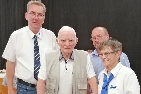 Abgebildet ist das Gr&uuml;ndungsmitglied mit dem Orts- und Kreisvorsitzenden sowie der Beisitzerin