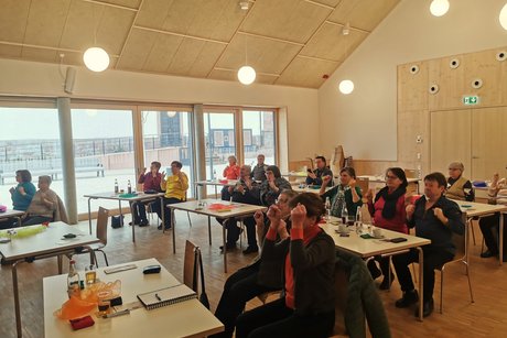 Vorsicht Sturz im Alter Bild zeigt die Teilnehmer bei einer Übung im Sitzen