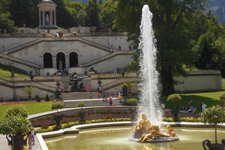 Wasserspiel im schönen Garten von Schloß Linderhof.