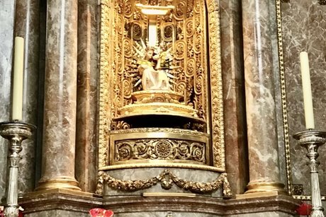 Bild des Marmor-Gnadenbildes "Unsere Liebe Frau Stifterin" in der Basilika von Kloster Ettal