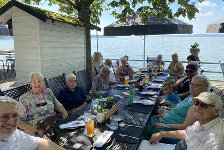 Sommerausflug des VdK Planegg-Gräfelfing auf dem Ammersee Mittagspause in Stegen am Ammersee