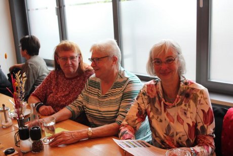 Teilnehmer*innen beim Kaffeenachmittag