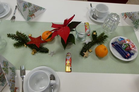 weihnachtlich geschmückte Kaffeetafel