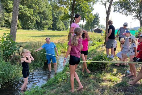 Kinder beim Slacklinekurs 2026 unter der Leitung von Stefan Kirner