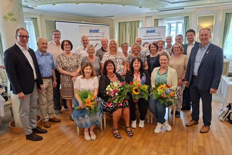 Die neue Vorstandschaft mit Ehreng&auml;sten