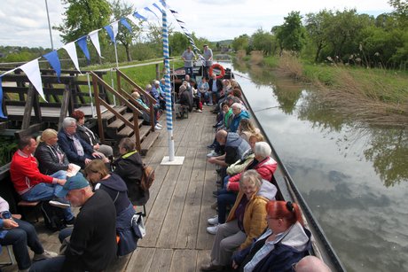 Auf der Treidelschifffahrt Man sieht das Treidelschiff auf dem Ludwigkanal mit den Teilnehmer*innen