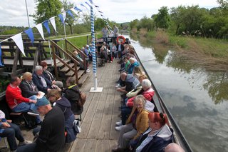 Man sieht das Treidelschiff auf dem Ludwigkanal mit den Teilnehmer*innen