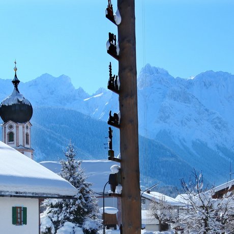 Erholungsort Krün, 875m Die Gemeinde Krün ist ein gemütliches bayrisches Gebirgsdorf und zählt zu den schönsten Orten in der Alpenwelt Karwendel. Erholungsort Wallgau, 866m Neben Mittenwald und Krün ist Wallgau die nördlichste der drei Gemeinden im Oberen Isartal