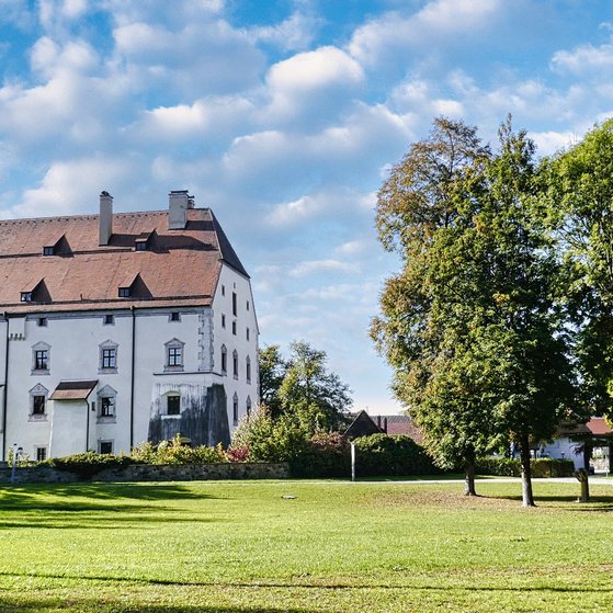 Obernzell mit der ehemaligen Sommerresidenz der Passauer Bischöfe Schlosspark und ehemalige Sommerresidenz der Passauer Bischöfe