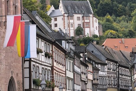 Fußgängerzone in Miltenberg mit Sicht auf die "Miltenburg" Tagesfahrt am 08.10.2025