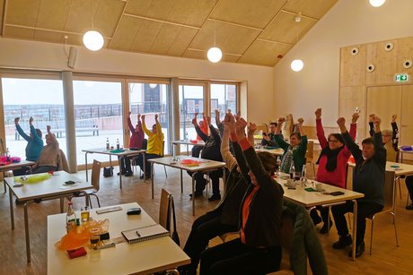 Vorsicht Sturz im Alter Bild zeigt die Teilnehmer bei einer Übung im Sitzen