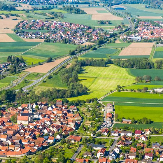 Zwei Dörfer. Eine Gemeinde. Ein VdK-Ortsverband. Das Bild zeigt eine Luftaufnahme der Dörfer Oberstreu und Mittelstreu.