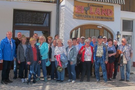 Gruppenbild der Teilnehmer vor dem Gebäude/Eingang der Straußenfarm