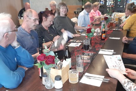 Gemütliche Runde in der Pizzeria Paparazzi Gemütliche Runde in der Pizzeria Paparazzi