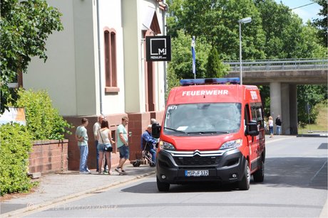 Bild zeigt einen Feuerwehrbus der vor dem Festumzug f&auml;hrt