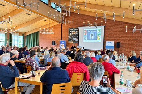 Gro&szlig;es Interesse an einem wichtigen Thema: 113 Teilnehmende informierten sich bei der Fachveranstaltung des VdK Schweinfurt im Pfarrzentrum St. Kilian dar&uuml;ber, wie Menschen mit Demenz im Alltag unterst&uuml;tzt und ihre Selbstst&auml;ndigkeit und Lebensqualit&auml;t gest&auml;rkt werden k&ouml;nnen.