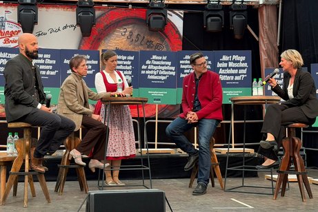 Die von Evi Dettl (Mitte) kurzweilig moderierte informative Podiumsdiskussion mit der Pflegeexpertin des VdK Bayern Yvonne Knobloch (von rechts) und MdL Dr. Martin Brunnhuber (Freie Wähler) sowie Bezirksrat Matthias Bonigut (SPD/von links) als Vertreter Podiumsdiskussion Frühlingsfest 2026